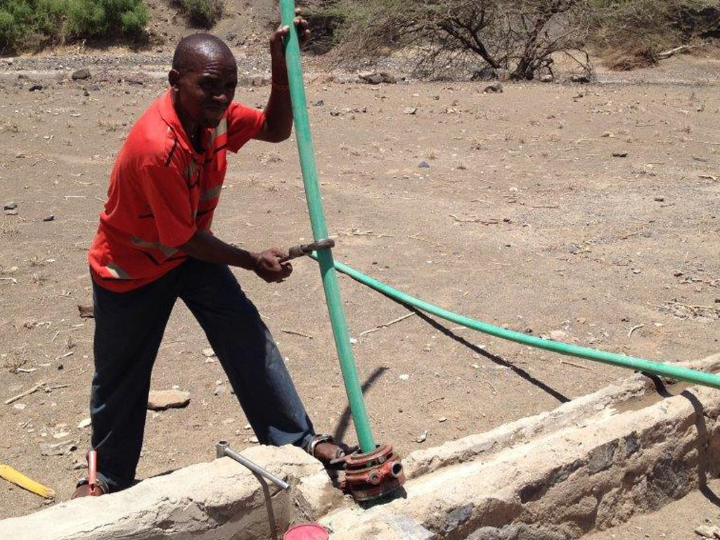 La perforación de un pozo y la instalación de una bomba manual de agua beneficiará a más de 1.400 personas.