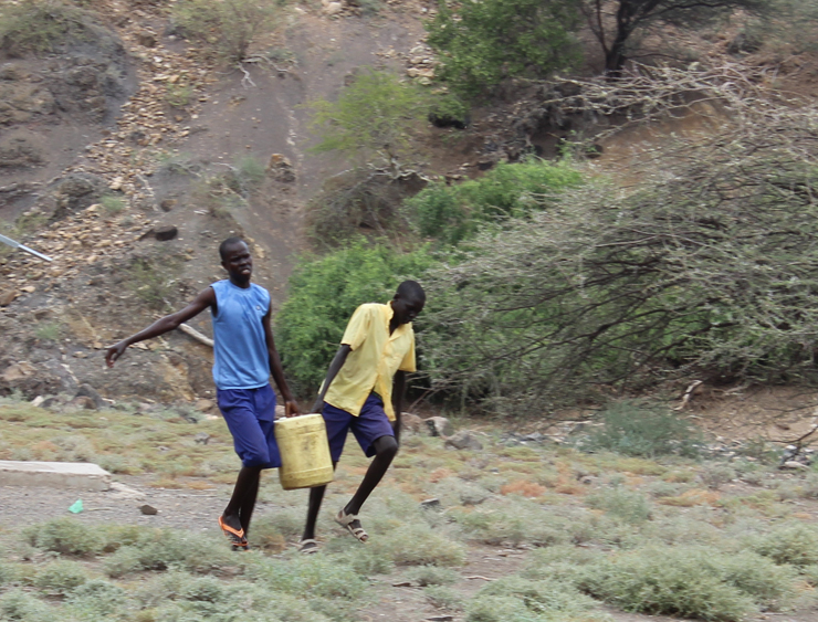 Se llevará a cabo la perforación de un pozo y la instalación de una bomba manual de agua que responden a la solicitud de ayuda hecha por las familias del lugar quienes –al igual que cientos de familias en Turkana– sufren la falta de agua como la causa más grave de sus problemas de hambre y pobreza endémica.
