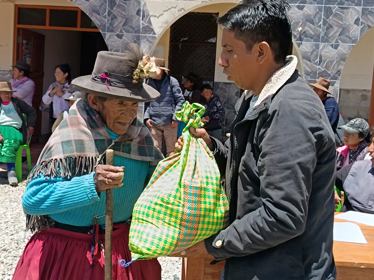 FUNDACIÓN RODE - AYUDA HUMANITARIA CON KITS DE ALIMENTOS PARA 168 FAMILIAS DE LA COMUNIDAD DEQUILLCACCASA FRENTE A LA EMERGENCIA CAUSADA POR HELADAS Y BAJAS TEMPERATURAS